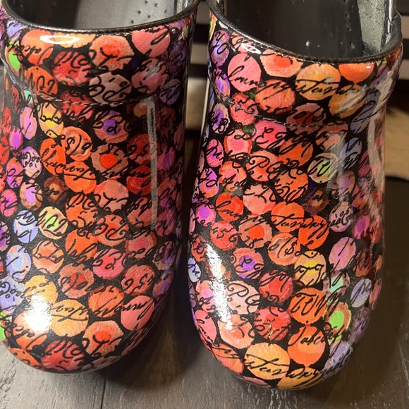 - DANSKO Professional Wildflower Patent Clogs, Women’s 38 dots - Picture 3 of 10